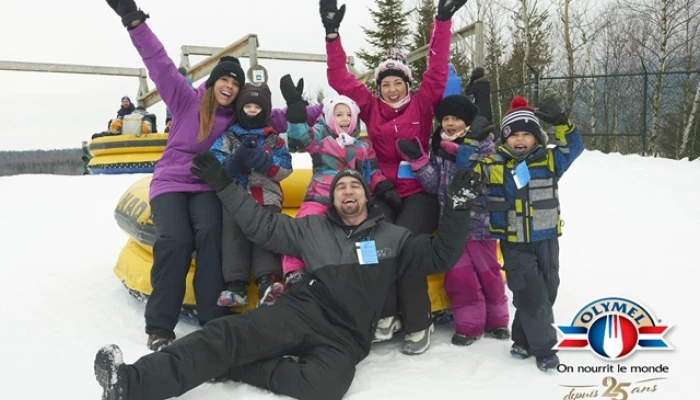 Employé d'Olymel faisant de la glissade sur neige avec sa famille.