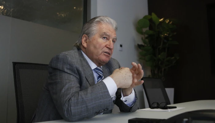 Photo de Réjean Nadeau assis dans un bureau.
