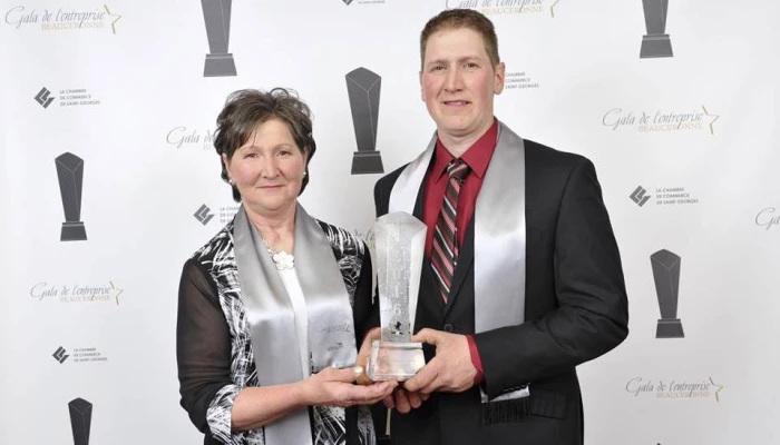 Berthe Labbé et Alain Champagne, propriétaires de la Ferme Chamlab, recevant le prix Jarret Entreprise agricole.