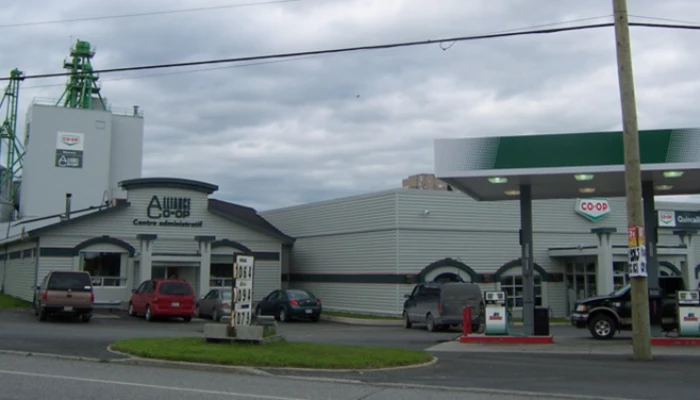 Extérieur d'un bâtiment agricole de La Coop Alliance.