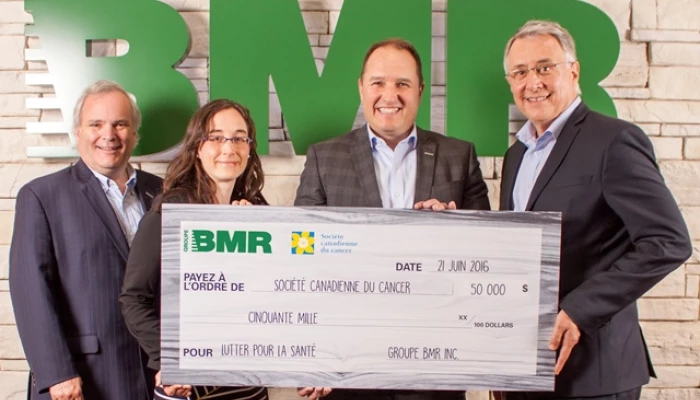 Photo de la remise du chèque de BMR à la Société canadienne du cancer.