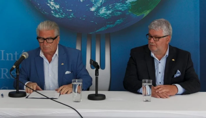 Réjean Nadeau en train de parler lors d'une conférence de presse.