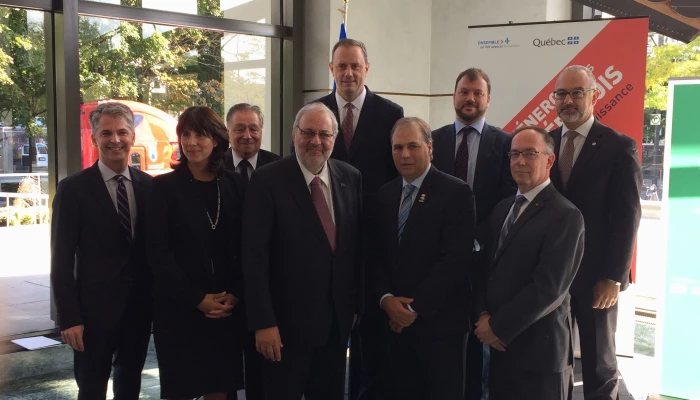 Les partenaires des stations multicarburants rassemblés autour du ministre Pierre Arcand pour le coup d’envoi du projet.
