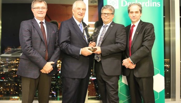 Gaétan Desroches recevant un prix de la part de Laurent Beaudoin.