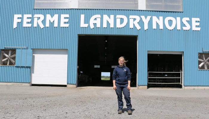 Photo de Jessica Landry devant la Ferme Landrynoise.