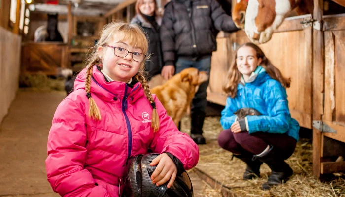 Sarah et sa famille en arrière-plan.