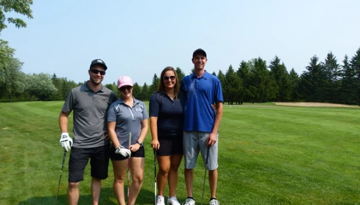 Photo de deux couples participants au tournoi.