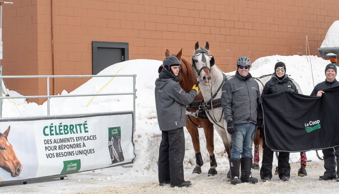 Personnes dehors avec des chevaux lors de La finale de la saison hivernale « La Coop ».