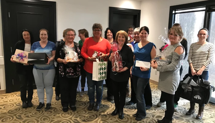 Groupe de femmes tenant des cadeaux.