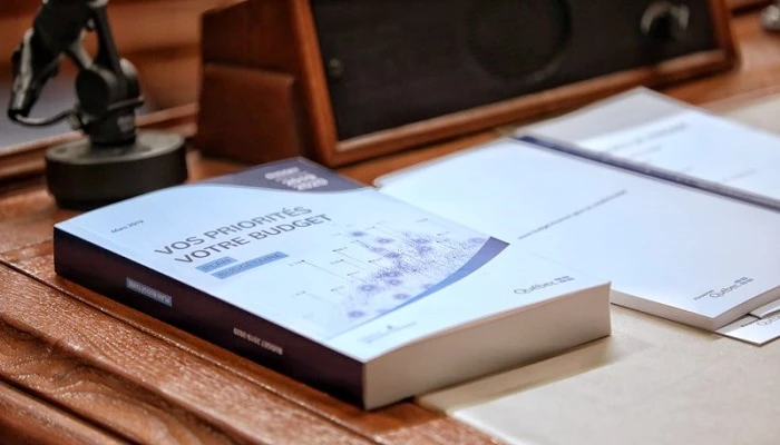 Livre et documents placés sur un bureau.