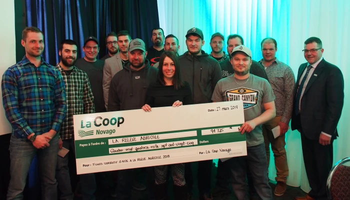 Membres de Novago Coopérative en train de tenir un chèque destiné à la relève agricole.