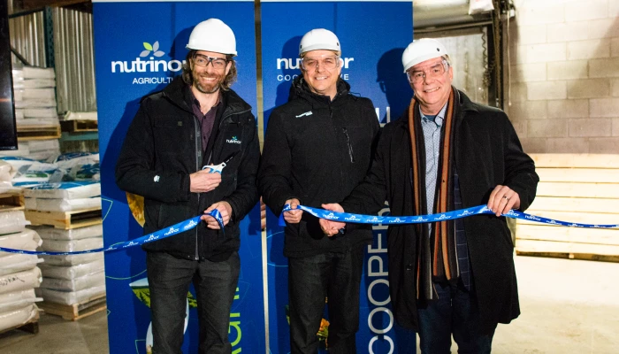 Coupe de ruban pour inaugurer l'investissement de Nutrinor Coopérative.