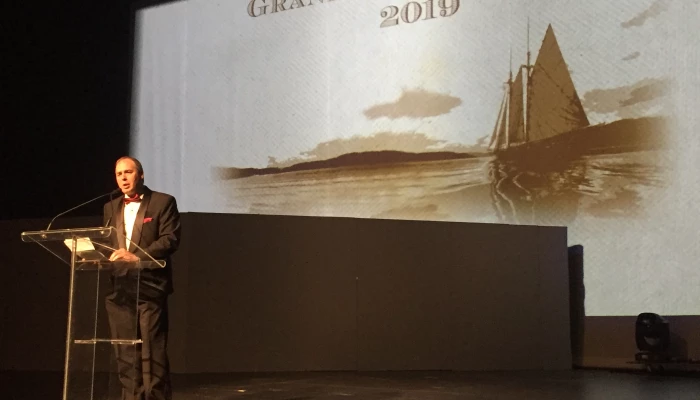 Ghislain Gervais en train de s'adresser à un public.