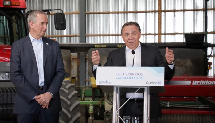 François Legault en train de faire une conférence.