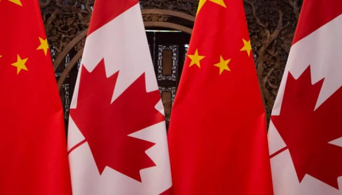 Drapeaux canadiens et chinois.