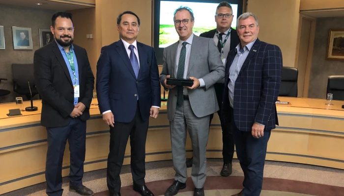 Ambassadeur de la République du Kazakhstan au Canada en compagnie de plusieurs personnes.