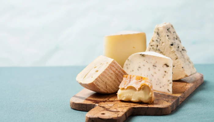 Différents fromages sur un plateau.