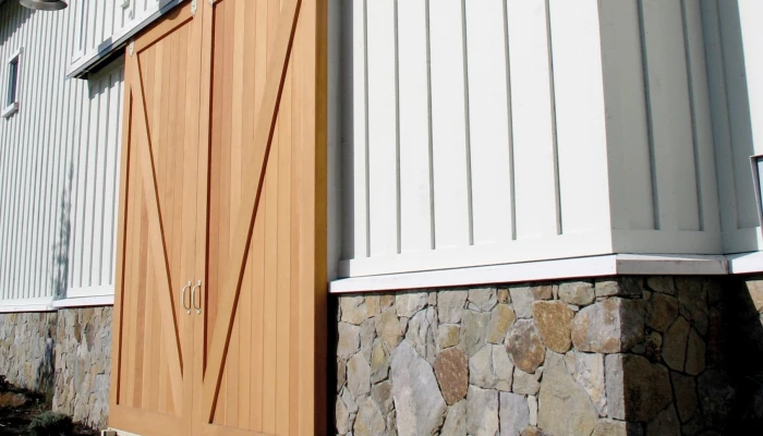 Porte coulissante sur rail de Richards-Wilcox Builders Hardware Canada.