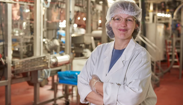 Employée d'une usine Olymel.