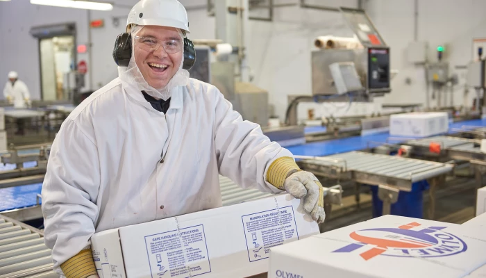 Employé d'une usine Olymel.