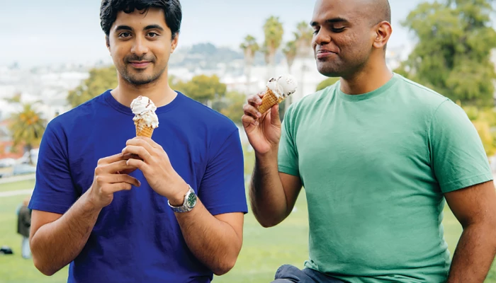 Ryan Pandya et Perumal Gandhi en train de manger un glace.