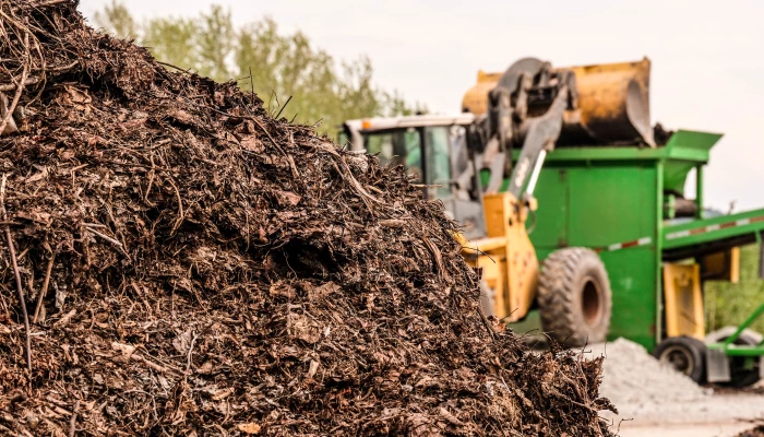 Tamisage sur la plateforme de compost du CRTMO.