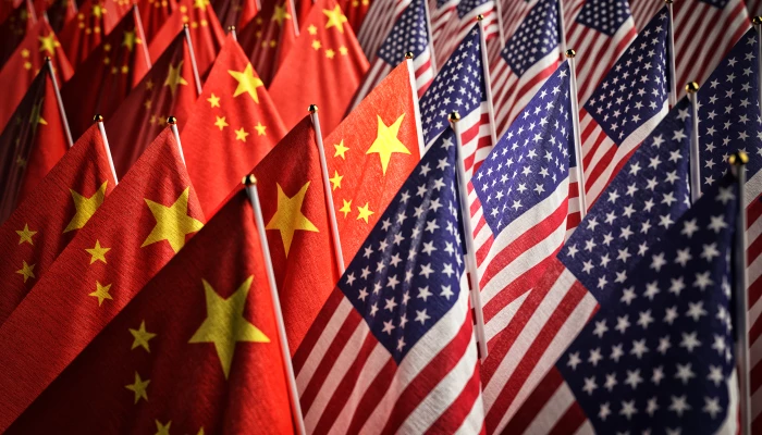 Drapeaux chinois et américains.
