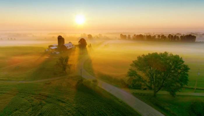 Ferme sur fond de coucher de soleil.