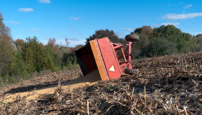 Véhicule agricole renversé.