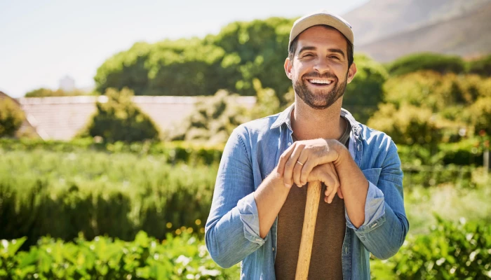 Jeune producteur agricole devant un champ