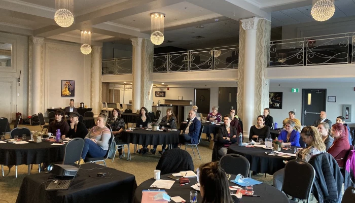 Les participantes et participants du Colloque des coopératrices assistent à une conférence
