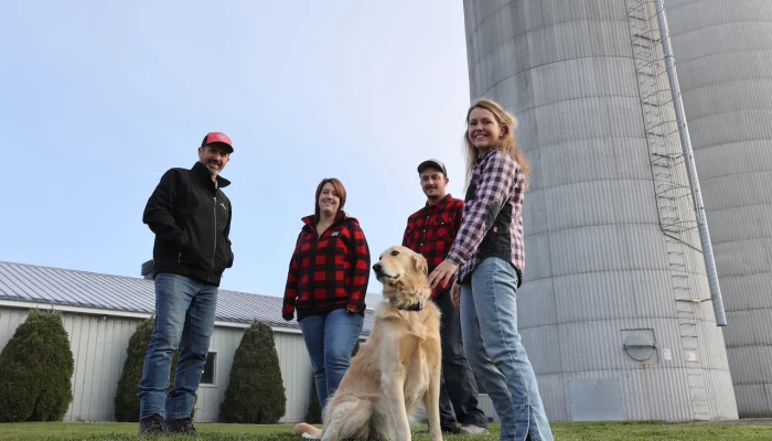 Famille de la Ferme Jéritin devant les silos