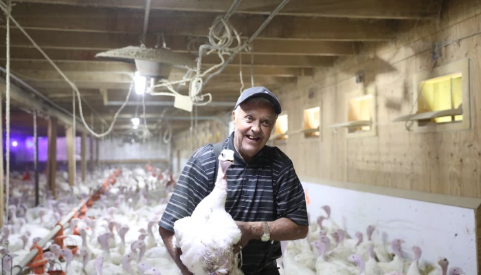 Alphonse Parent tenant un dindon