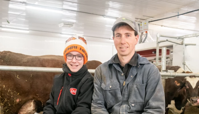 Jacob et Jacques Bérard, dans l'étable