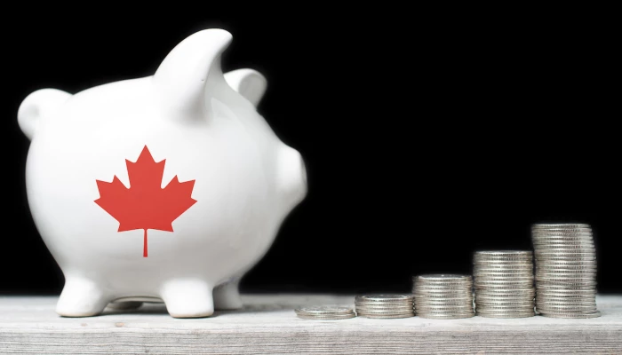 Tirelire et pièces de monnaie canadienne.
