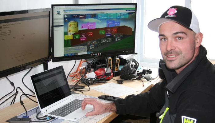 Jean-Pierre Audesse devant un ordinateur