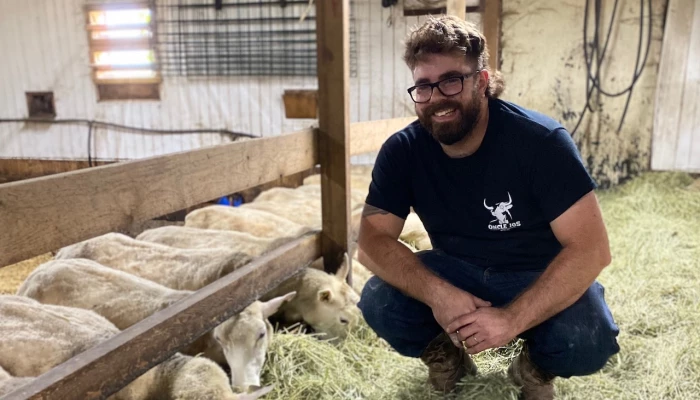 Christophe Lepage devant des agneaux