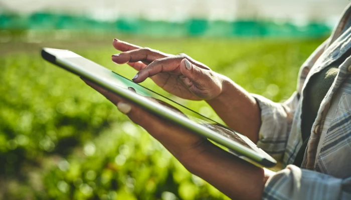 Agricultrice utilisant une tablette