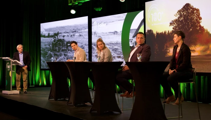 Le panel était animé par le journaliste Nicolas Mesly. Y participait également Julie Bissonnette, copropriétaire de la Ferme Olivier Fleury (membre d'Agiska Coopérative), et présidente de la Fédération de la relève agricole du Québec, et Jean-Philippe Côté, propriétaire de la Ferme Malaco, à Magog, membre de VIVACO groupe coopératif, et administrateur chez Sollio Groupe Coopératif