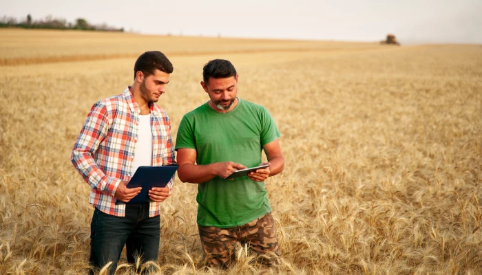 AgConnexion : Agronome et producteur discutant d'agriculture numérique