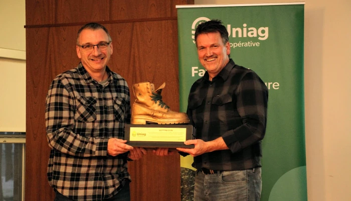 Daniel Ranger recevant le prix de la Bottine pour l'année 2022.