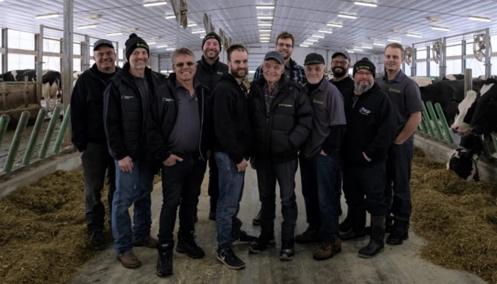 De gauche à droite : Éric Champagne; Fred et Jean‑Pierre Martineau; Jean‑Nicolas Guérard (expert-conseil chez Avantis Coopérative); Mathieu et Boniface Champagne; Jérémy Martineau; Michel, Vincent, Steve et Alexis Champagne.