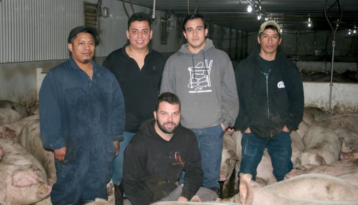 Fanki Anibal Calli Ajsivinac (production animale), Osman Fernando Andrade Gody (mécanique), José Ronaldo Ortiz Urrutia (train), Carlos Alavarez Rodoffo Garcia (train) représentent la pierre d’assise des Fermes DMS. Si certains sont très habiles avec les animaux, d’autres se distinguent avec leur sens des réparations. Tous sont indispensables aux yeux du patron Steven Fontaine (à genoux). 