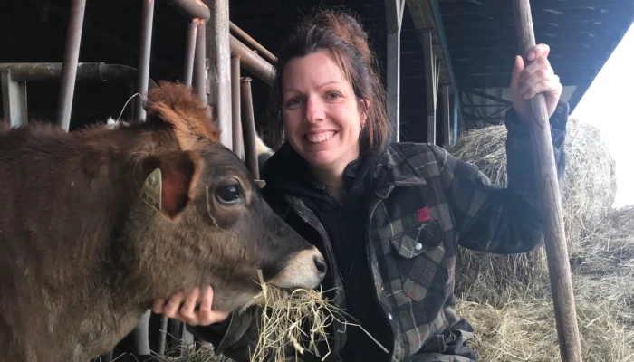 Emmanuelle Champagne et une vache