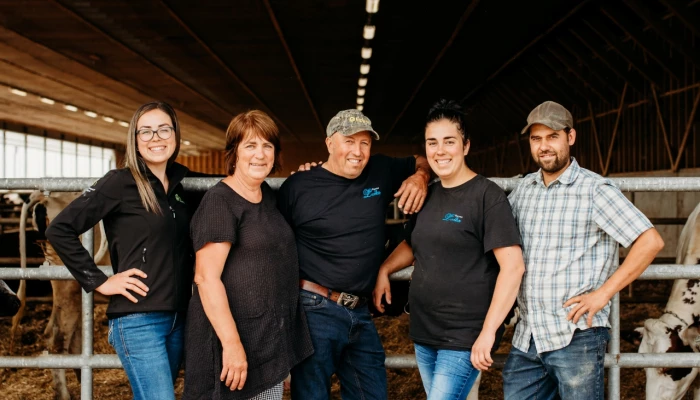 Les gestionnaires actuels de la Ferme Lorka. De gauche à droite : Justine Marquis, Carl Marquis, Lorraine Lemay, Catherine Marquis et son conjoint Alexandre Daigle.