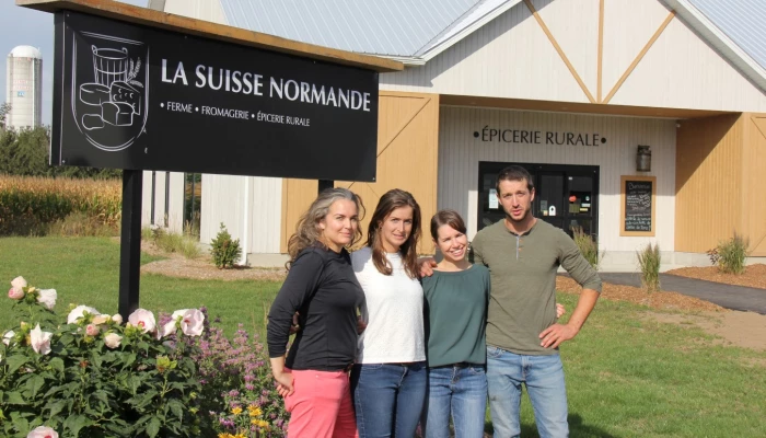 Fabienne Mathieu et trois membres de sa relève devant l'Épicerie rurale
