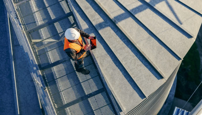 Responsable de la sécurité faisant un compte-rendu