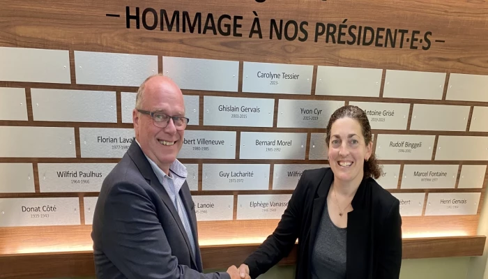 Jean Brodeur, directeur général d’Agrilait s.e.c., félicite Carolyne Tessier à la suite de son élection à la présidence du conseil d’administration.