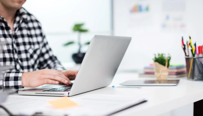 Homme à son ordinateur