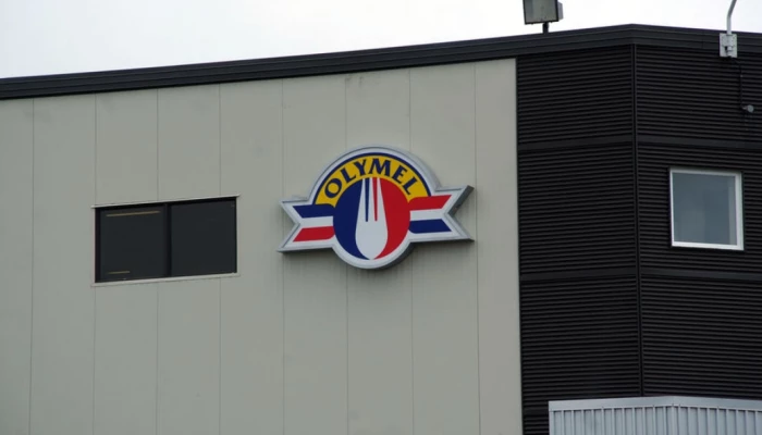 Logo d'Olymel sur une usine